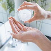 Cara Bikin Setting Spray Glowing dari Air Mawar Viva, Cuma Rp6 Ribuan!