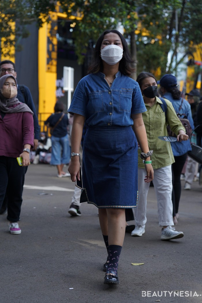 Denim on denim dengan twist bernuansa feminin dan preppy lewat padanan kemeja, rok, loafer dan kaus kaki. Foto: Juluan Siagian