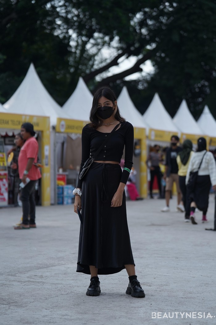 Crop top dan rok midi hitam untuk tampilan elegan sekaligus fierce. Foto: Juluan Siagian