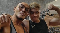 <p>Tak jarang, Azka dan Deddy kerap memperlihatkan potret kompak mereka ketika sedang nge-<em>gym</em>. (Foto: Instagram @azkacorbuzier)</p>