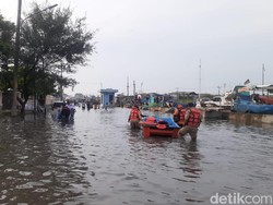 Banjir Rob Rendam Pelabuhan Tanjung Emas Semarang Diduga Gegara Tanggul Jebol