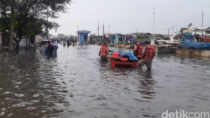 Banjir rob menggenangi di Kelurahan Bandarharjo dan Tanjung Mas, tak jauh dari kawasan Pelabuhan Tanjung Emas, Semarang Utara, Kota Semarang, Senin (23/5/2022). (Foto: Afzal Nur Iman/detikJateng)