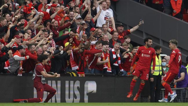 Foto yang menunjukkan Mohamed Salah menghentikan selebrasi gol dan lemas usai diberitahu suporter Liverpool soal skor Manchester City viral di media sosial.