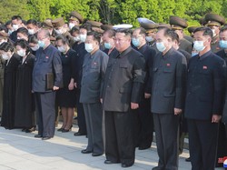 Kim Jong-Un Bawa Rombongan ke Pemakaman Meski Corona Gila-gilaan