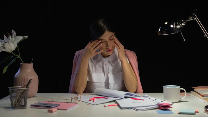 Laporan Terbaru: Model Kerja Hibrida Picu Stres dan Masalah Kesehatan Mental pada Perempuan