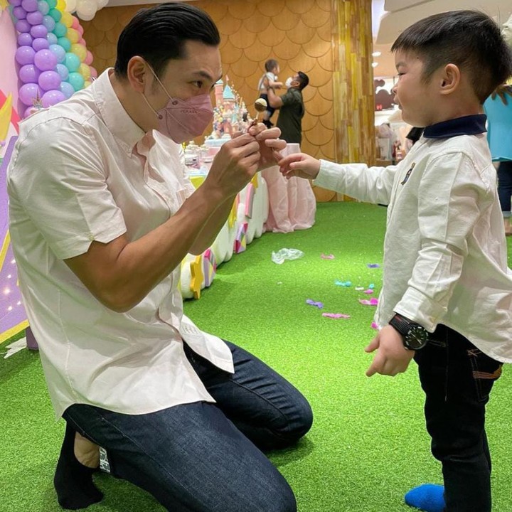 <p>Gemas sekali potret Ayah dan anak yang satu ini, ya Bunda. Kita doakan semoga mereka sehat-sehat selalu ya, Bunda. (Foto: Instagram @mikhaelmoeis2)</p>