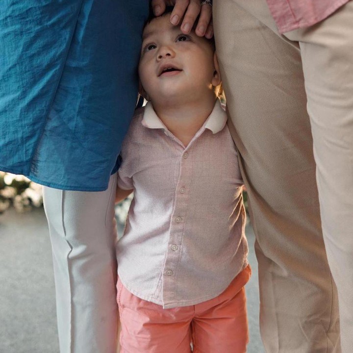 <p>Dikenal sebagai salah satu bayi yang memiliki ekspresi dan tingkah laku yang menggemaskan. Baby Air mengundang kegemasan para netizen dengan kelakukannya yang nyempil di tengah-tengah Ayah dan Bunda yang sedang berfoto. (Foto: Instagram @_irishbella_)</p>