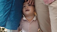 <p>Dikenal sebagai salah satu bayi yang memiliki ekspresi dan tingkah laku yang menggemaskan. Baby Air mengundang kegemasan para netizen dengan kelakukannya yang nyempil di tengah-tengah Ayah dan Bunda yang sedang berfoto. (Foto: Instagram @_irishbella_)</p>
