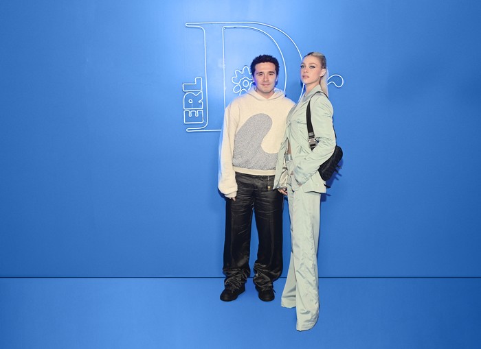 Pasangan yang baru menikah awal tahun ini, Brooklyn Bechkam dan Nicola Peltz hadir di fashion show Dior Men Resort 2023. Jika Brooklyn terlihat kasual, maka Nicola menampilkan aura fierce dalam balutan setelan jas warna pastel. Foto: Getty Images for Dior/Stefanie Keenan