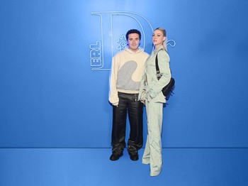 Ketika yang lain fokus pada setelan jas dan kemeja, aktris Christina Ricci punya cara tersendiri dalam memakai koleksi busana Dior Men. Ia memilih oversized sweater dan mengenakannya secara seksi dengan memamerkan satu bahu. Foto: Getty Images for Dior/Stefanie Keenan