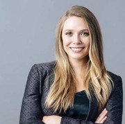 Ingin Outfit Ke Kantor Terlihat Berkelas? Contek Gaya Elizabeth Olsen Pakai Blazer