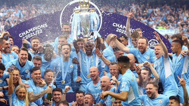 Man City Juara, Pemain Ngebir Semalam Suntuk Pemain-pemain Manchester City merayakan keberhasilan meraih juara Liga Inggris dengan pesta hingga dini hari.