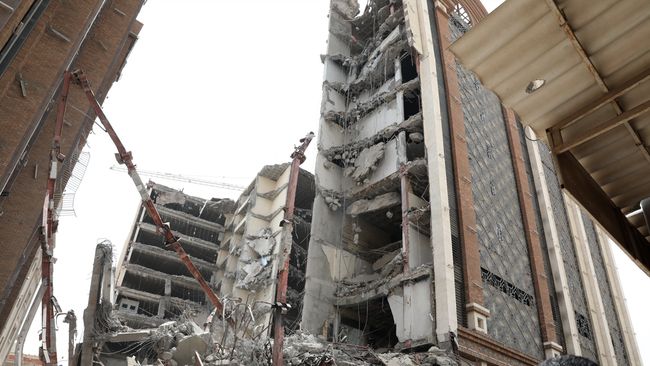 Sebuah gedung yang belum jadi di Iran runtuh dan menewaskan 6 orang. Puluhan orang terluka dan masih tertimbun reruntuhan.