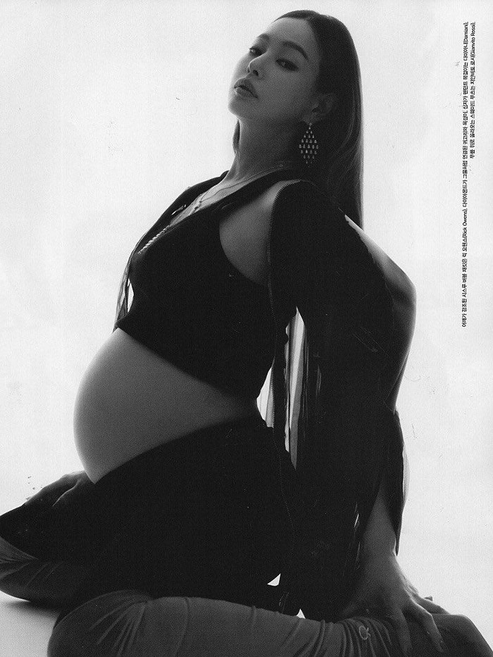 Baru-baru ini, potret Honey Lee yang memamerkan baby bump ramai diperbincangkan netizen di media sosial. Terungkap jika Honey Lee tampil dengan baby bump-nya dalam pemotretan untuk Vogue Korea./ Foto: Courtesy of Vogue Korea