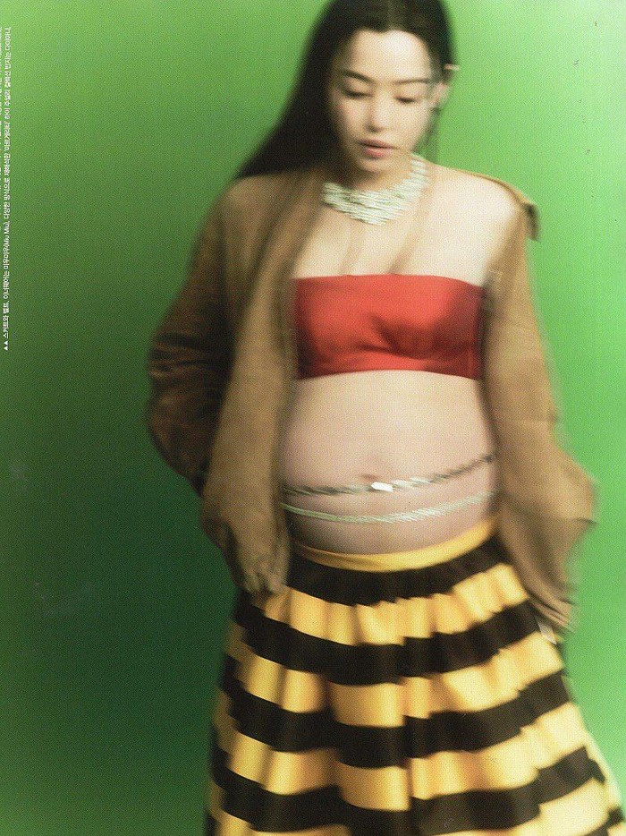 Di pemotretan bersama Vogue Korea ini pun, Honey Lee tampil dengan beragam gaya mulai dari casual, classy, dan masih banyak lagi./ Foto: Courtesy of Vogue Korea