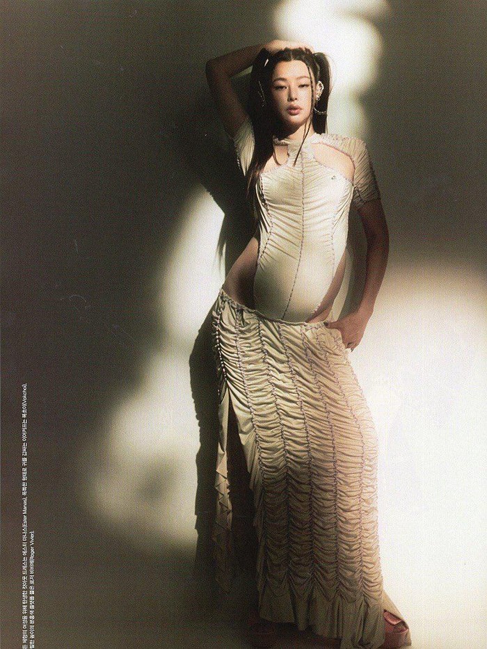 Sementara, di tahun 2022, Honey Lee akan tampil di film layar lebar berjudul Alien. Film tersebut pun juga menghadirkan aktor dan aktris terkenal lainnya seperti Kim Woo Bin, Kim Tae Ri, dan masih banyak lagi. Tunggu tanggal perilisan resminya ya, Beauties!/ Foto: Courtesy of Vogue Korea
