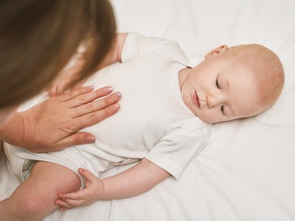 4 Penyebab BAB Bayi Berbusa yang Perlu Bunda Ketahui
