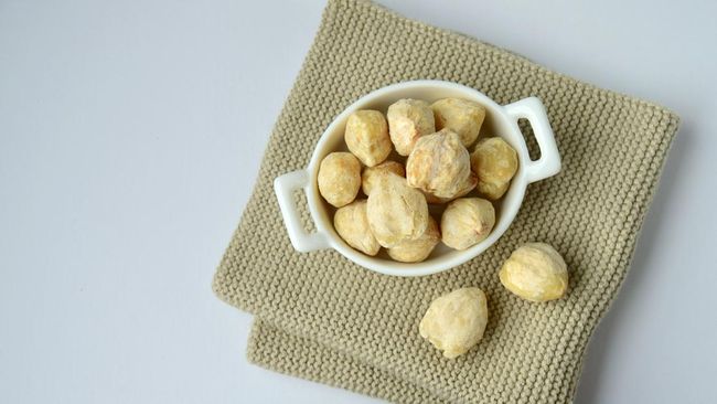 Kemiri dan hazelnut sedang ramai dibahas di media sosial. Kemudian muncul pertanyaan, apakah hazelnut itu kemiri? Sebenarnya keduanya berbeda.