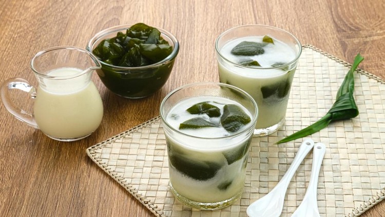 Ilustrasi Resep Cincau Hijau Es Cincau Hijau (green grass jelly), a traditional Indonesian dessert. Made from cincau, coconut milk and palm sugar. Selected focus.