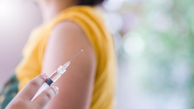 Ilustrasi suntik Closeup of doctor hand are vaccinations to patients using the syringe.Medical concept