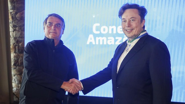 Bertemu dengan Presiden Brasil Jair Bolsonaro untuk membahas proyek internet hutan Amazon, miliarder Elon Musk memakai jas lengkap tanpa kaos oblong.
