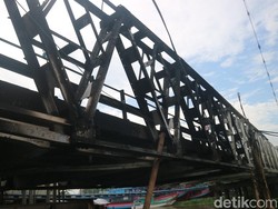 Imbas Kebakaran Bangunan Liar, Jembatan Juwana Pati Melengkung!