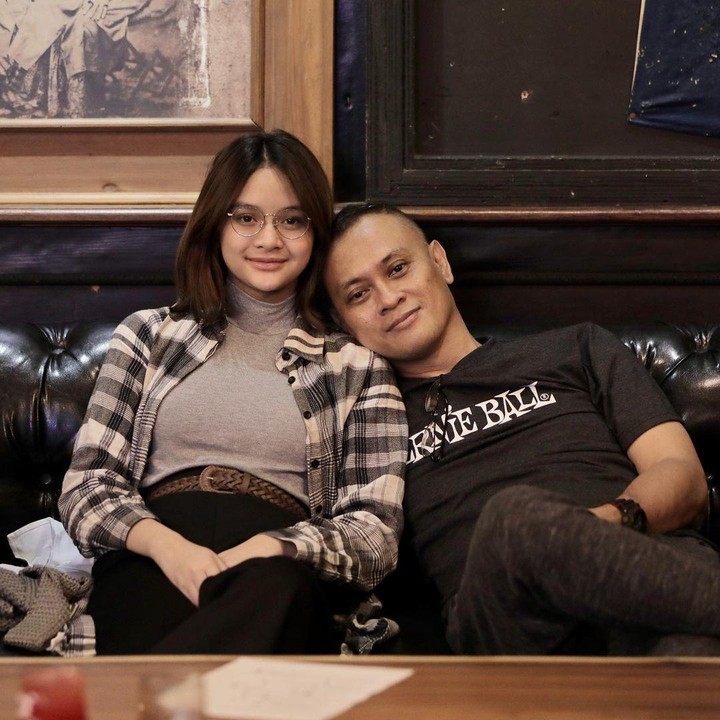 <p>Sejak masih kecil, Khadeeja Aisha dikenal sebagai putri yang sangat lengket dengan ayahanda, nih. Ia memiliki hubungan harmonis bersama Andra. (Foto: Instagram @khadeejaisha)</p>