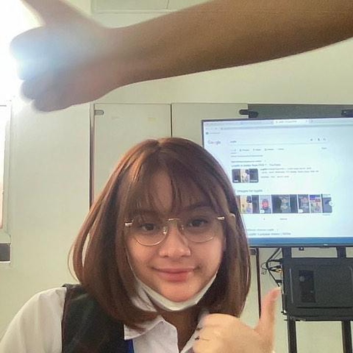 <p>Sejak dahulu, Khadeeja Aisha dikenal sebagai anak perempuan yang berparas imut. Pesonanya kian memancar seiring bertambahnya usia. (Foto: Instagram @khadeejaisha)</p>