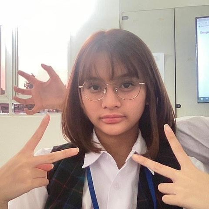 <p>Tahukah Bunda, gitaris Dewa 19 Andra Ramadhan memiliki putri yang beranjak remaja? Khadeeja Aisha tumbuh menjadi gadis yang memesona. (Foto: Instagram @khadeejaisha)</p>