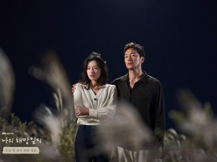 Kim Ji Won dan Son Seok Koo di My Liberation Notes
