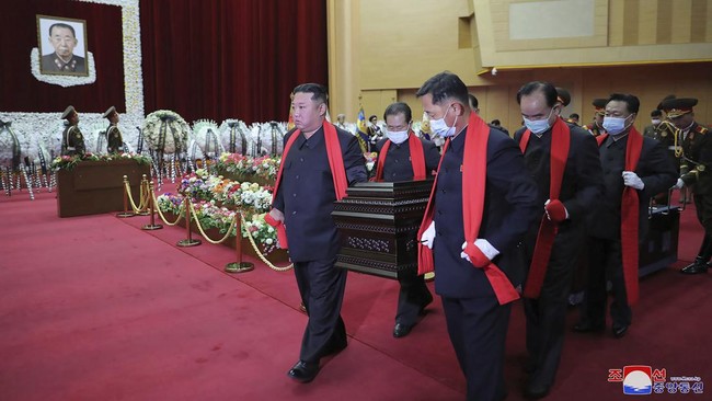 Kim Jong-un turut mengangkat peti mati yang membawa jenazah pemimpin militer Korea Utara, Marsekal Tentara Rakyat Korea Hyon Chol-hae.