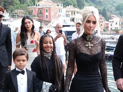 Kourtney Kardashian Gelar Pernikahan Bertema Gotik, Disebut Mirip Pemakaman