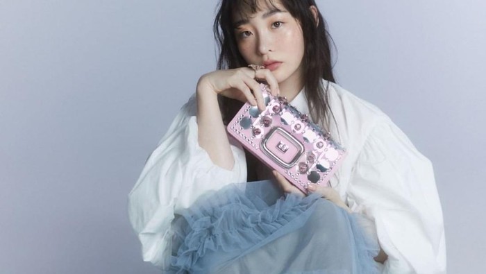 Vintage Style, Yuk Intip Isi Tas Kim Min Ha Pemeran Utama dari Drama Pachinko!