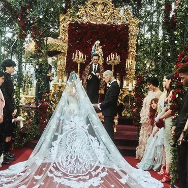 Resmi Menikah, Intip 7 Momen Pemberkatan Kourtney Kardashian & Travis Barker