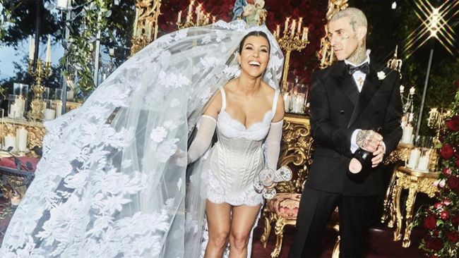 Kourtney Kardashian menikahi Travis Baker pada Minggu (22/5) di Portofino, Italia dengan gaun rancangan dari Dolce & Gabbana.
