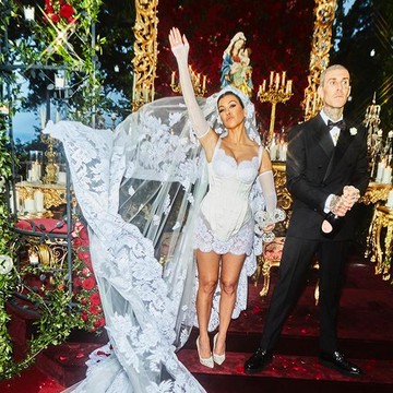 6 Gaun Pernikahan Selebriti Hollywood yang Memiliki Desain Unik Hingga Nyeleneh!