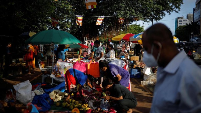 Ekonomi Sri Lanka semakin memprihatinkan di mana sekolah hingga kantor pemerintahan mulai tutup.