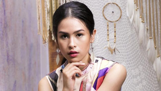 Maudy Ayunda turut menyuarakan dan ajakan kepada masyarakat untuk mengawal serta terus membela demokrasi Indonesia.