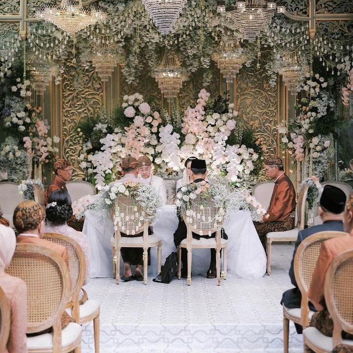 <p>Sebelum menggelar akad nikah, suami Maudy diketahui telah menjadi mualaf. Jesse Choi mengucapkan dua kalimat syahadat di Masjid Istiqlal Jakarta pada 25 Maret lalu. (Foto: Instagram @maudyayunda)</p>
