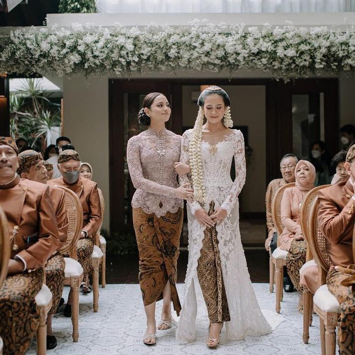 <p>Setelah melakukan prewedding dengan memakai konsep busana hanbok, pasangan ini menikah dengan mengusung adat tradisional Indonesia. Maudy tampil memesona dalam balutan kebaya, lengkap dengan riasan sanggul dan ronce melati. (Foto: Instagram @maudyayunda)</p>