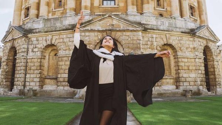 Maudy Ayunda saat wisuda di University of Oxford Maudy Ayunda saat wisuda di University of Oxford