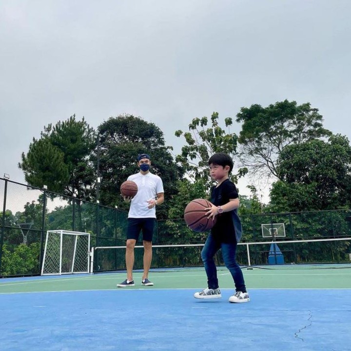<p>Sama seperti biasanya, melalui media sosial Sandra, ia selalu membagikan potret aktivitas sang suami yang sedang melatih kedua putranya tersebut bermain basket, lho. (Foto: Instagram @sandradewi88)</p>