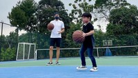<p>Sama seperti biasanya, melalui media sosial Sandra, ia selalu membagikan potret aktivitas sang suami yang sedang melatih kedua putranya tersebut bermain basket, lho. (Foto: Instagram @sandradewi88)</p>