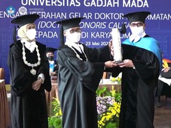 Menhub Budi Karya Sumadi Terima Gelar Doctor Honoris Causa dari UGM