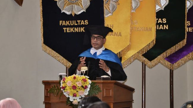 Menhub mendapatkan gelar Doktor Kehormatan dari Universitas Gadjah Mada (UGM) atas jasanya di sektor pembangunan nasional.