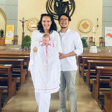 7 Momen Pembaptisan Baby Djiwa, Anak Nadine Chandrawinata & Dimas Anggara