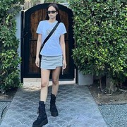 Inspirasi OOTD Mengenakan Rok untuk Menonton Konser, Tetap Feminin Sekaligus Swag!