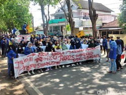 Massa PMII Sumenep Unjuk Rasa Bentangkan Spanduk Percuma Lapor Polisi