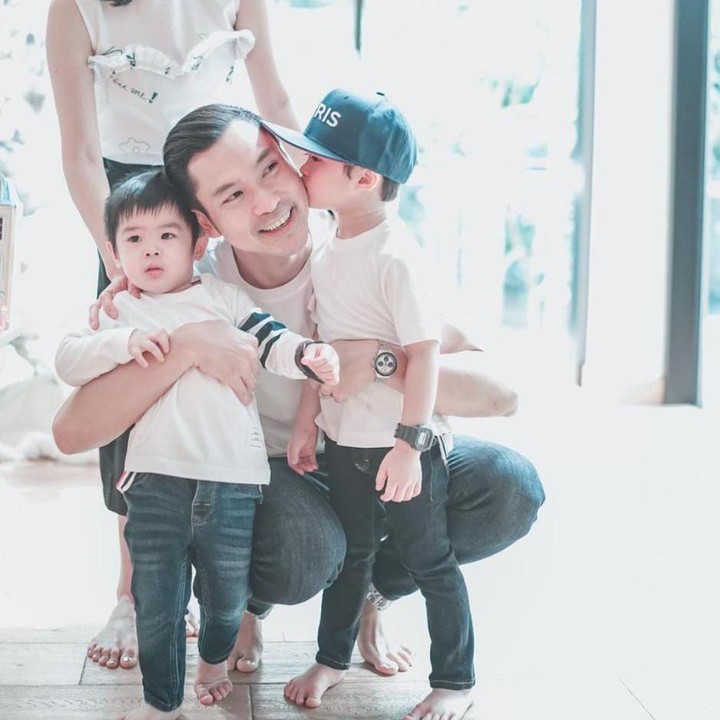 <p>Sandra Dewi termasuk salah satu artis yang sering membagikan potret keharmonisan keluarganya. Seperti belum lama ini ia membagikan beberapa potret kegiatan sang suami yang sedang meluangkan waktu bersama kedua putranya. (Foto: Instagram @sandradewi88)</p>