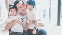 <p>Sandra Dewi termasuk salah satu artis yang sering membagikan potret keharmonisan keluarganya. Seperti belum lama ini ia membagikan beberapa potret kegiatan sang suami yang sedang meluangkan waktu bersama kedua putranya. (Foto: Instagram @sandradewi88)</p>